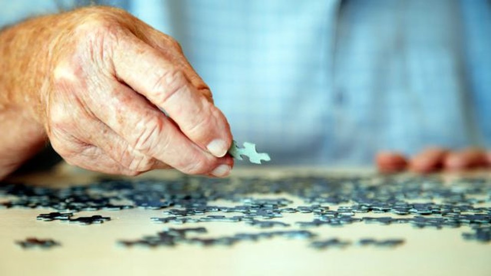 O sintoma mais frequente da demência é a perda da memória, que ocorre quando as células cerebrais param de trabalhar e de se comunicar corretamente — Foto: GETTY IMAGES