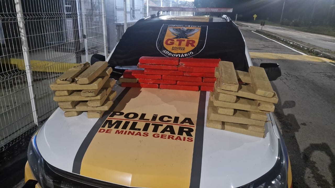 Trio ignora ordem de parada da polícia e tenta fugir jogando barras de maconha em rodovia de Juiz de Fora 