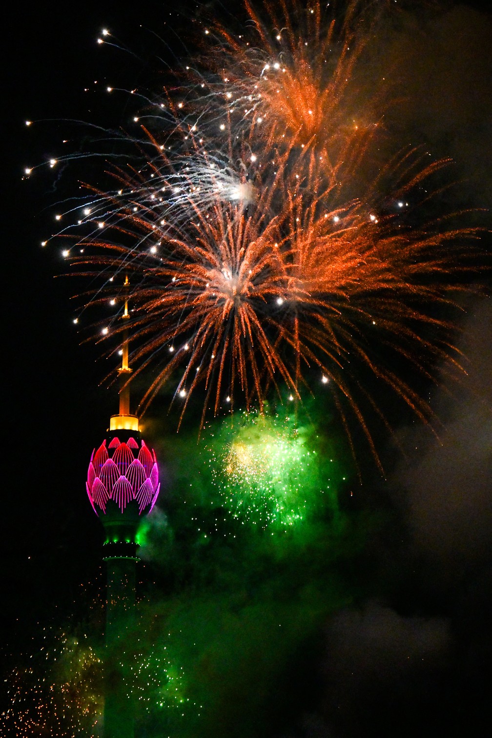 Fogos de artifício sobre a Lotus Tower durante a celebração do ano novo, em Colombo, no Sri Lanka. — Foto: Ishara S. Kodikara/ AFP