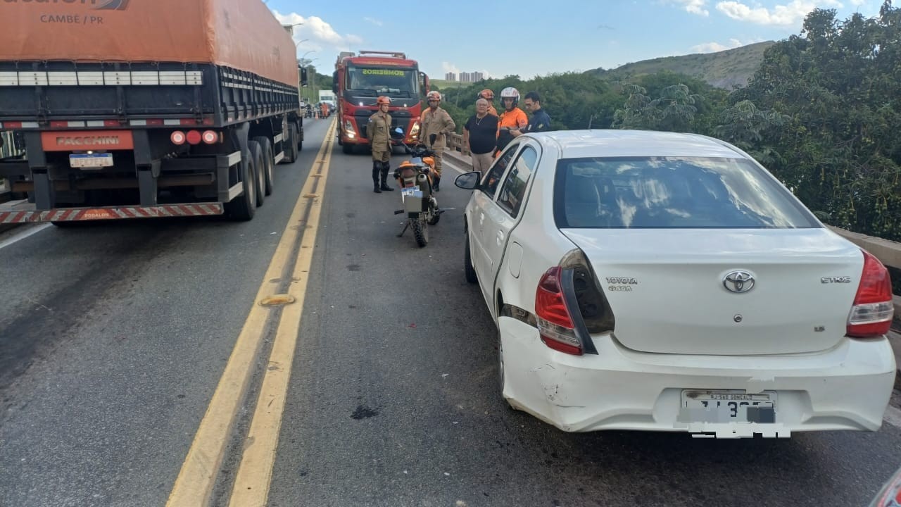 Acidente entre carro e moto deixa um ferido na BR-393, em Volta Redonda