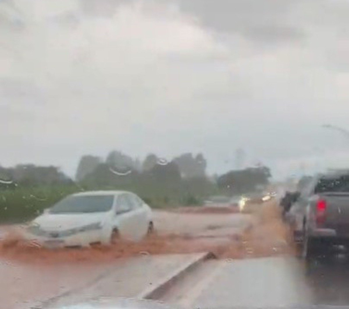 VÍDEO: alagamentos e transtornos se tornam rotina com chuvas fortes em Campo Grande