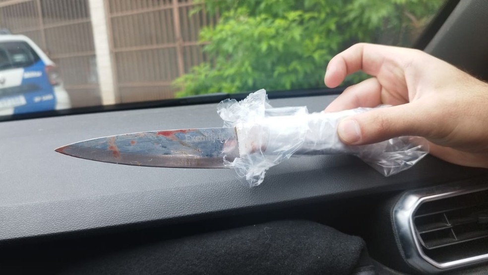 Faca utilizada por homem que matou a ex-companheira em Cachoeiro de Itapemirim, no Sul do Espírito Santo, foi apreendida — Foto: Reprodução