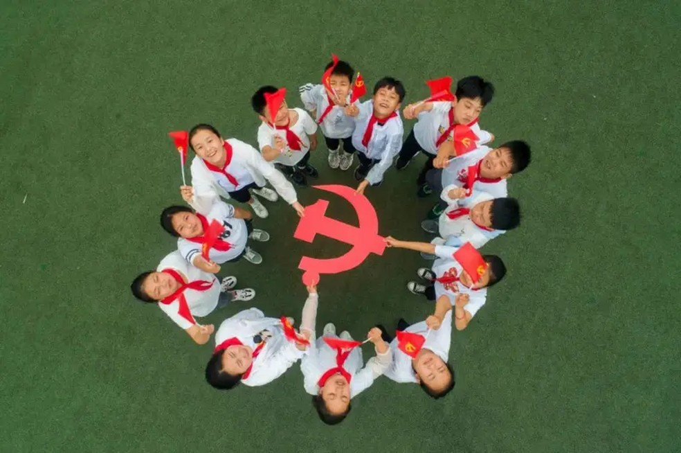 Uma pesquisa concluiu que parte das crianças chinesas prefere conversar com a IA, não com as pessoas. — Foto: Future Publishing via Getty Images (BBC)