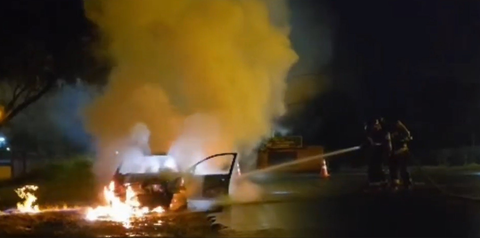 Carro fica destruído em incêndio no Jardim Planalto em Limeira e mobiliza Corpo de Bombeiros; veja 