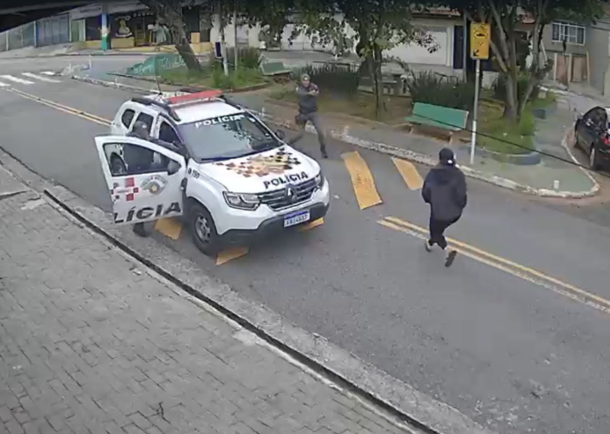 homem é baleado por PM após arremessar pedras contra viatura em Osasco — VÍDEO