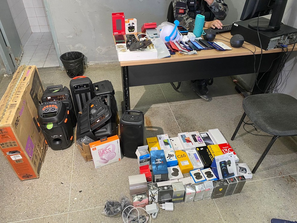 Material roubado de loja em Boqueirão, PB, foi recuperado pela polícia após grupo sofrer acidente durante fuga — Foto: Artur Lira/TV Paraíba