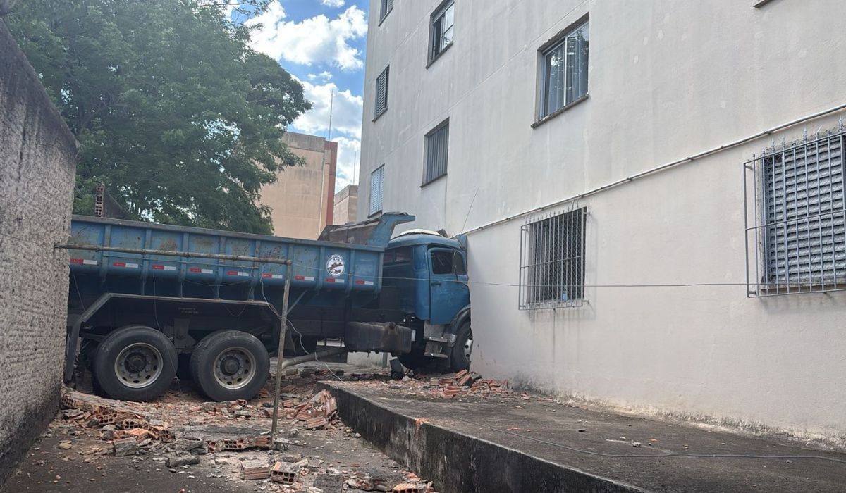 Caminhão derruba muro e invade prédio residencial em Campinas