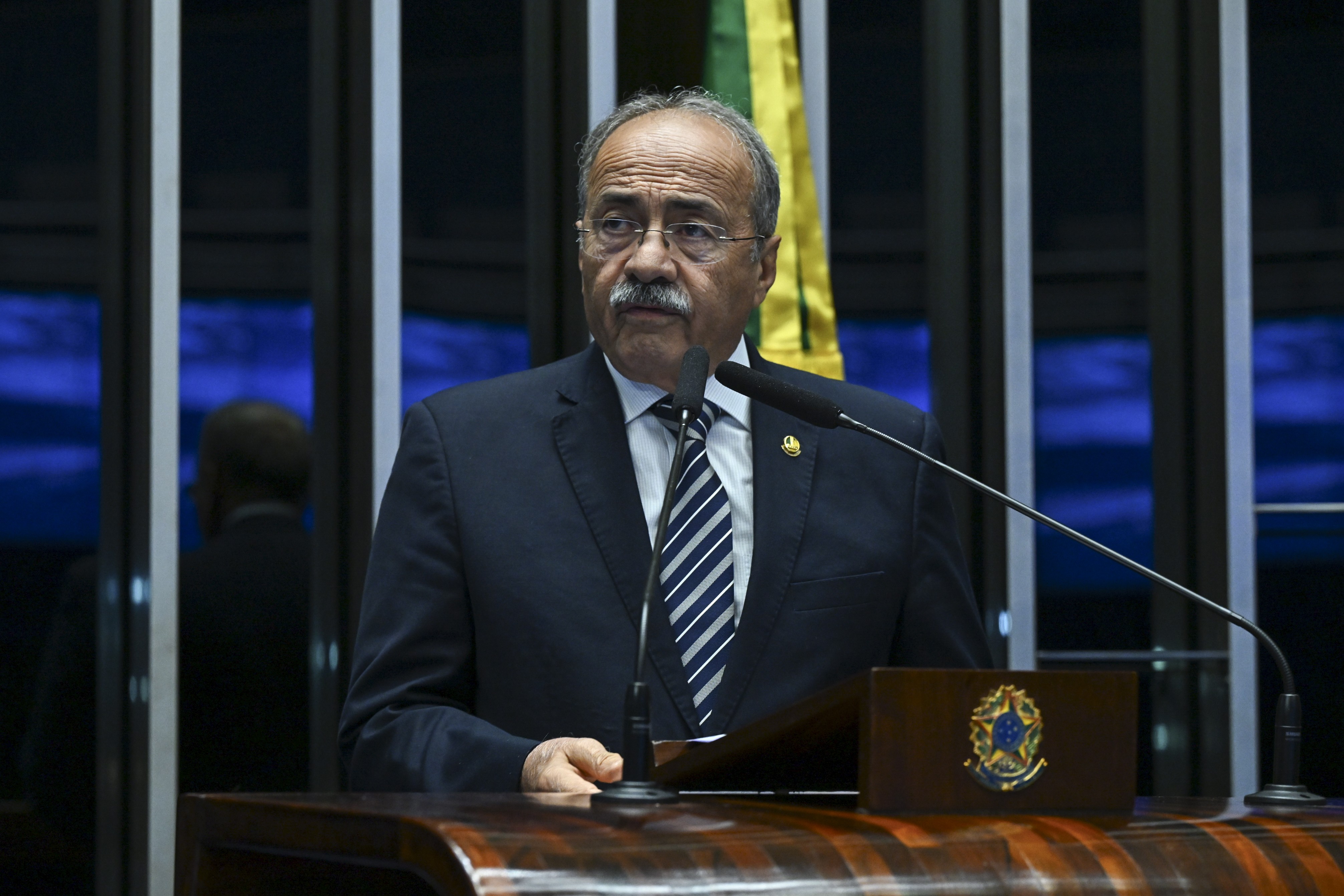 Dino atende PGR e arquiva parte de investigações contra senador flagrado com dinheiro na cueca