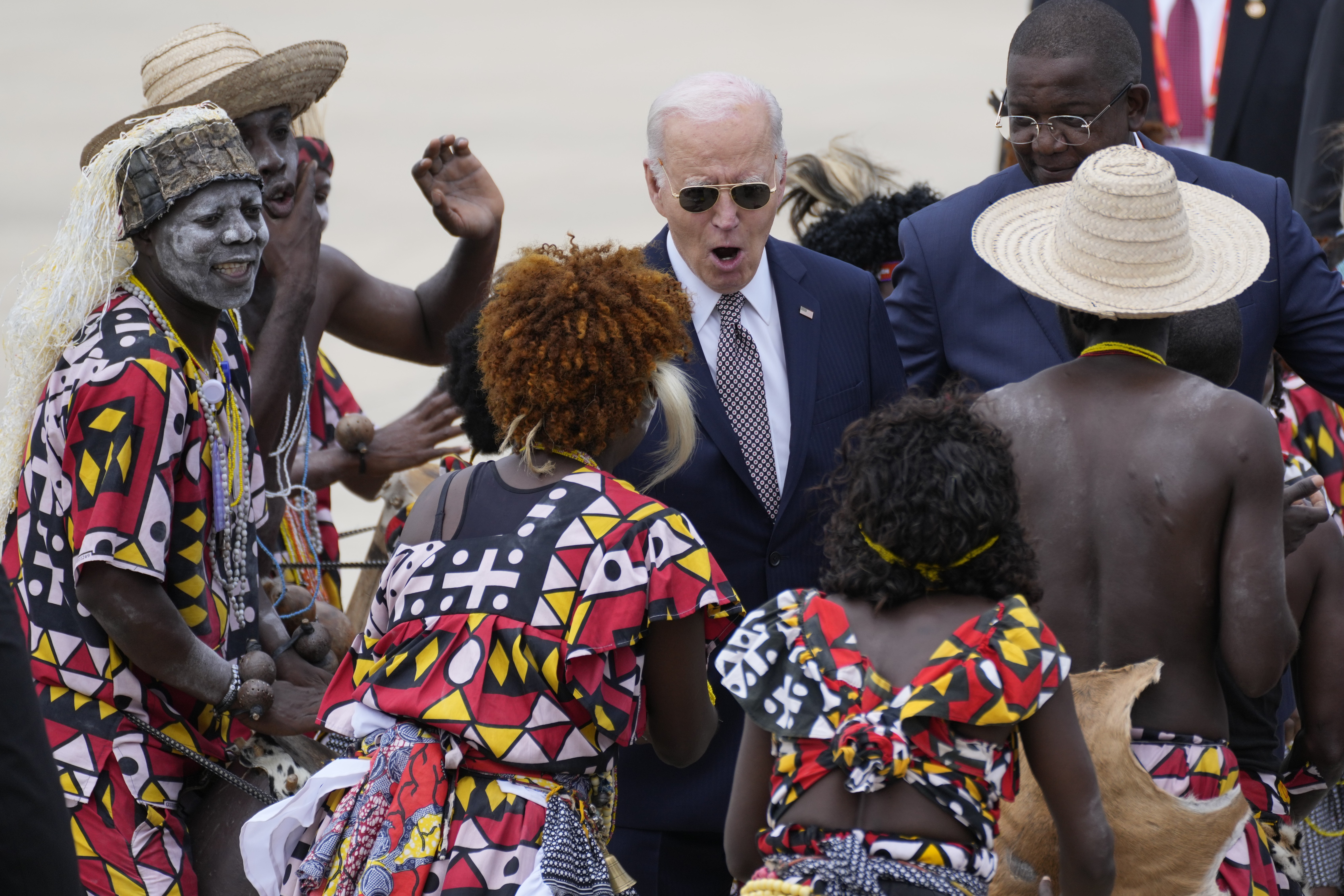 Joe Biden se anima com dança típica em visita a Angola