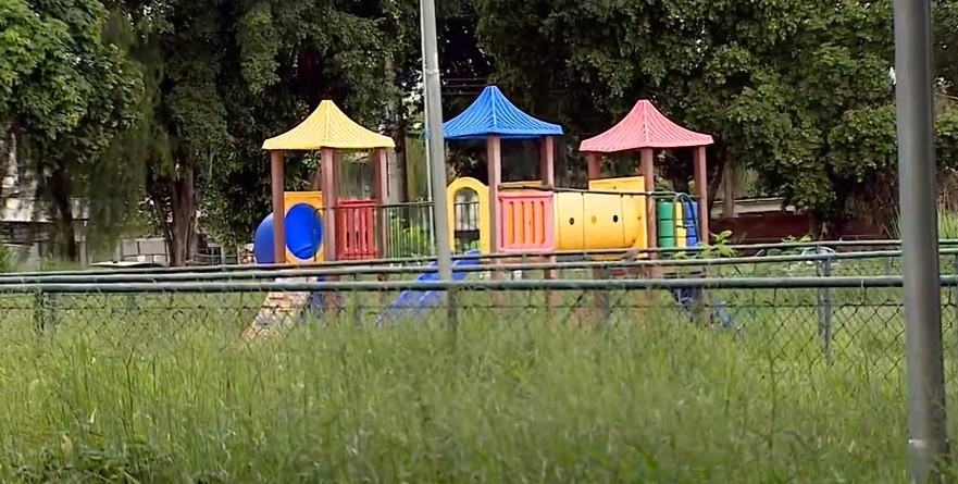 Praça com quadra e brinquedos em Santa Bárbara é tomada por mato e moradores reclamam de abandono: 'não dá para andar'