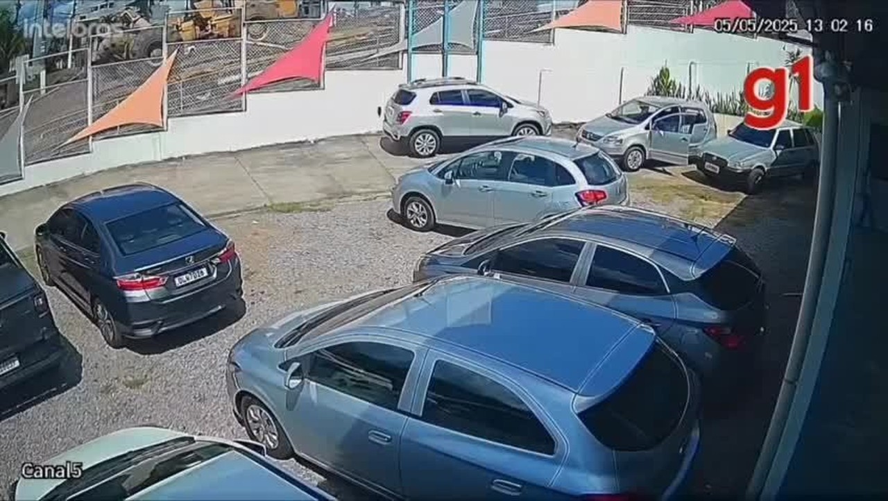 VÍDEO: Trator se solta de carreta e invade terreno de residência em Rio Branco