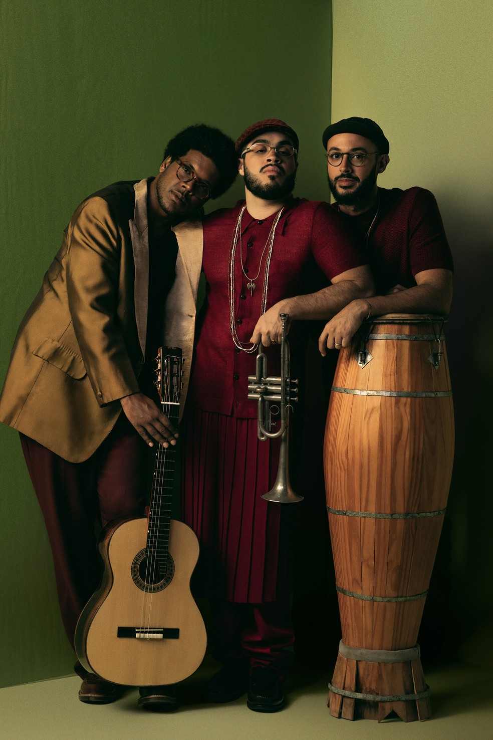 O trio Gilsons faz feats com Arnaldo Antunes, Caetano Veloso e Julia Mestre no álbum gravado com produção musical de José Gil — Foto: Marina Zabenzi / Divulgação