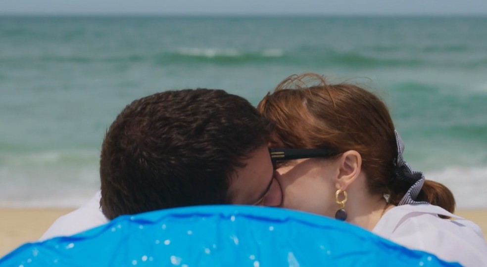 Afonso (Humberto Carrão) e Solange (Alice Wegmann) no fim de 'Vale Tudo' — Foto: Reprodução/TV Globo