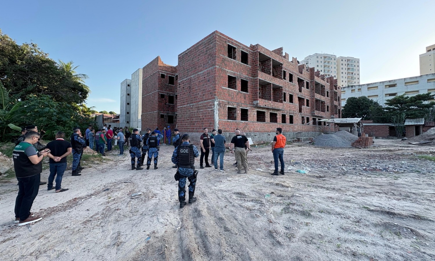 Condomínio construído sobre lagoa aterrada é demolido em Fortaleza