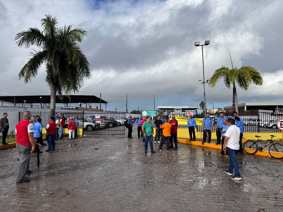 Motoristas de ônibus em frente a garagem na Zona Norte de Natal. — Foto: Vinícius Marinho/Inter TV Cabugi