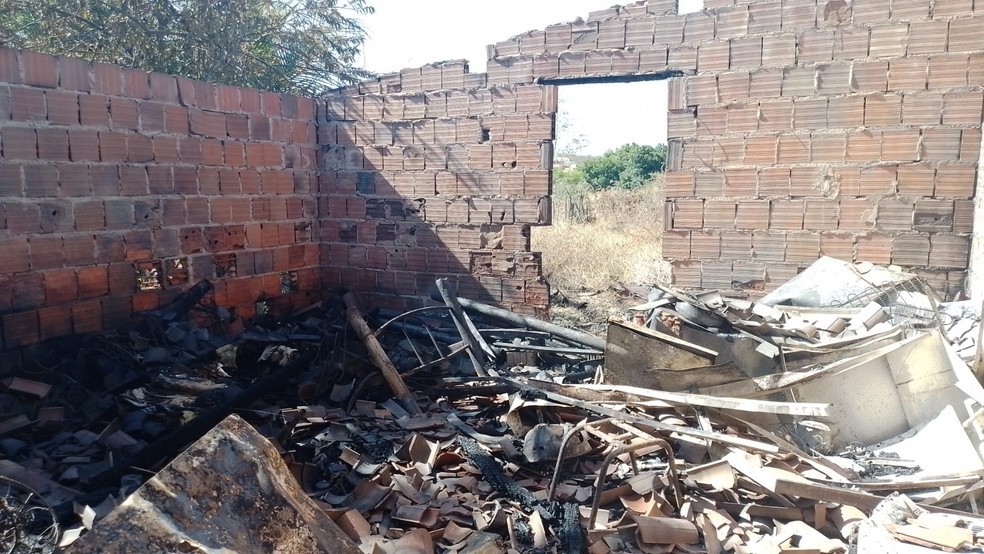 Casa pega fogo e mulher acamada morre carbonizada em Alegrete do Piauí |  Piauí | G1