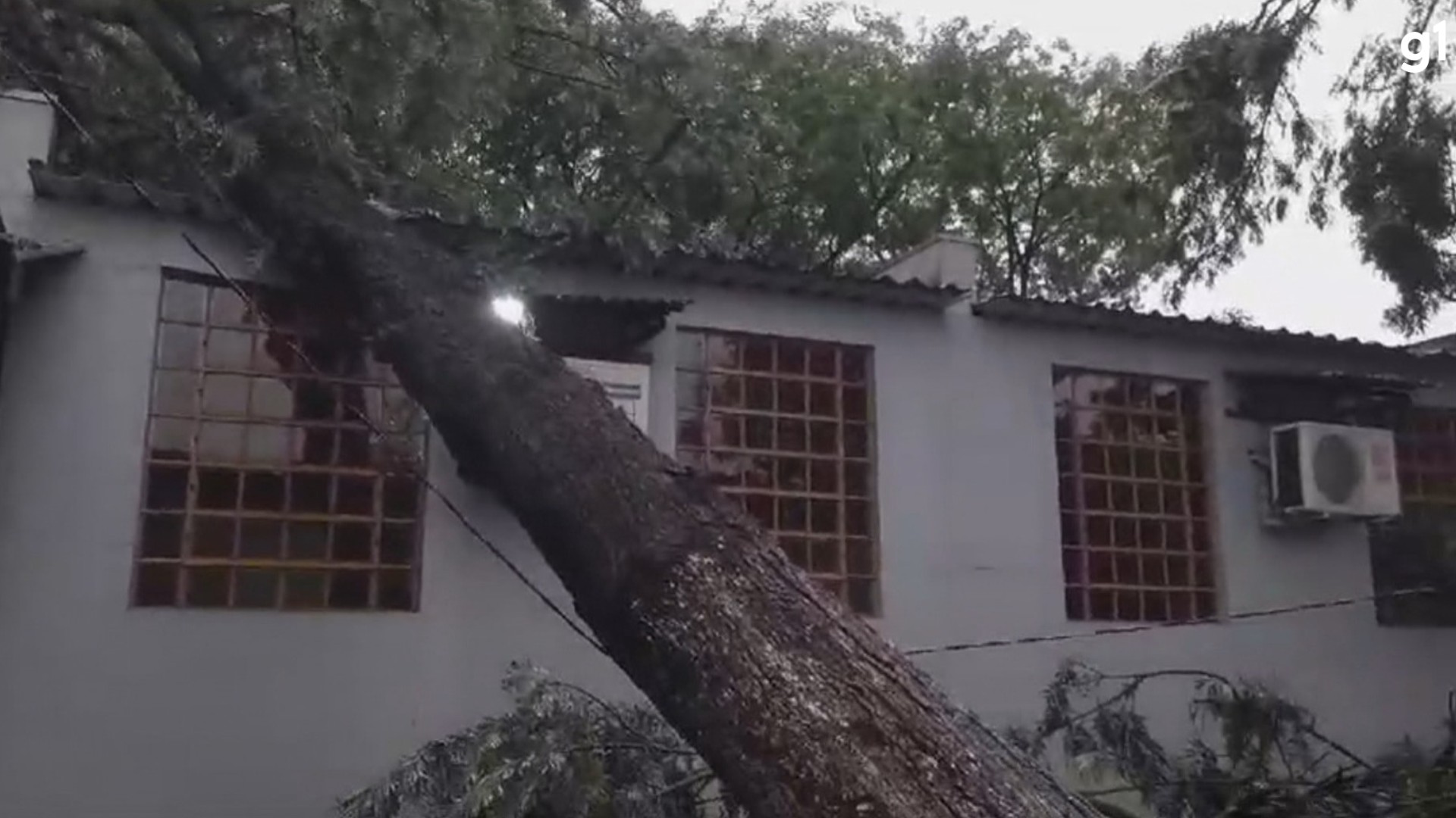 Chuva provoca estragos e deixa 227 mil clientes do RS sem luz