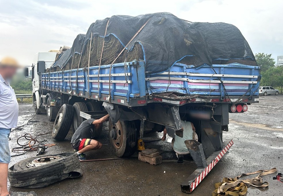 Ônibus com equipe sub-21 de vôlei de Bauru bate na traseira de carreta na Rodovia Castello Branco, em Quadra (SP) — Foto: Jéssica Taboas/TV TEM