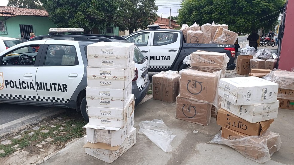 PM apreende 55 mil maços de cigarros contrabandeados em Mossoró — Foto: Reprodução