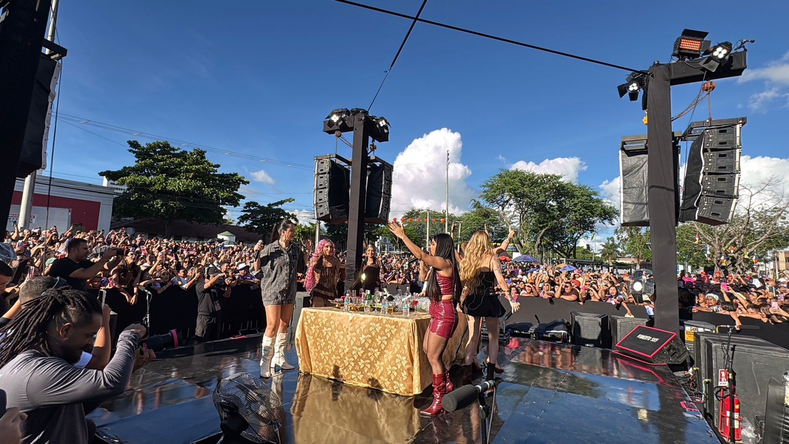 Priscila Senna arrasta multidão em show gratuito na Estação Ferroviária de Caruaru em plena tarde de quarta-feira