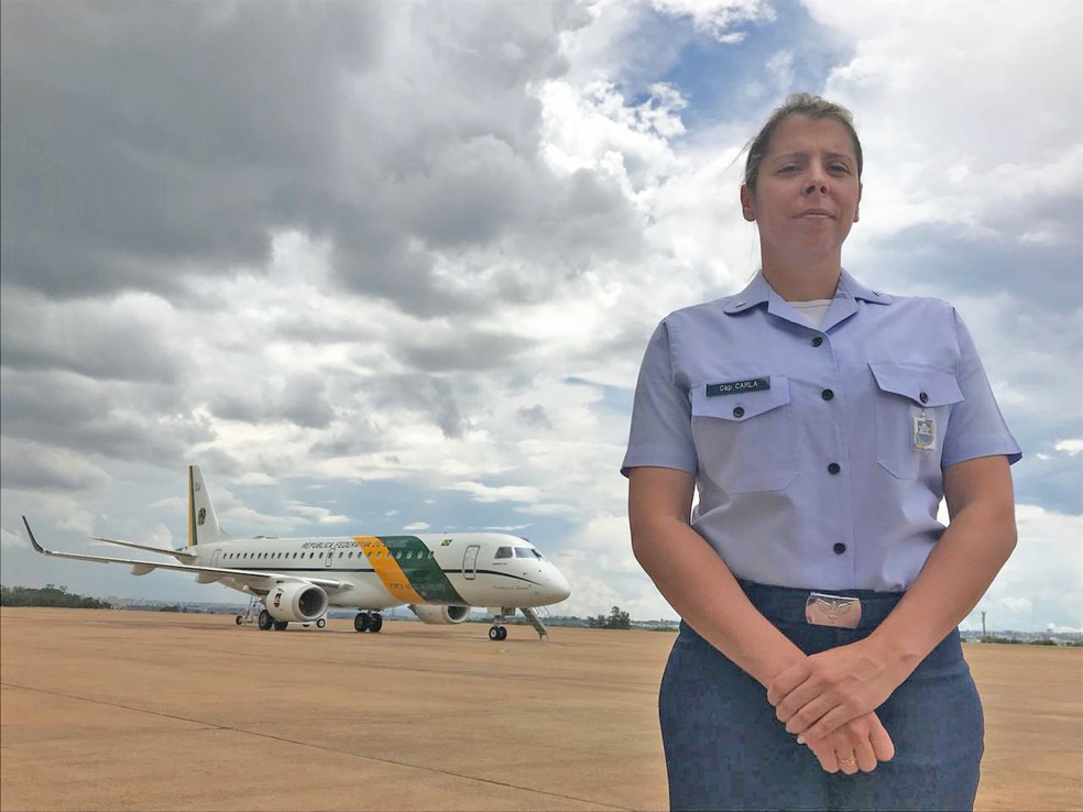Capitão da FAB posa em frente a um dos aviões presidencial — Foto: Marília Marques/G1