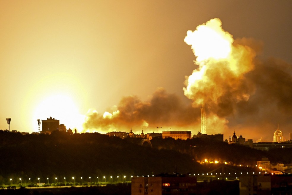 Explosão após ataque à prédios residenciais em Kiev, capital da Ucrânia. — Foto: Eugene Kotenko / AFP