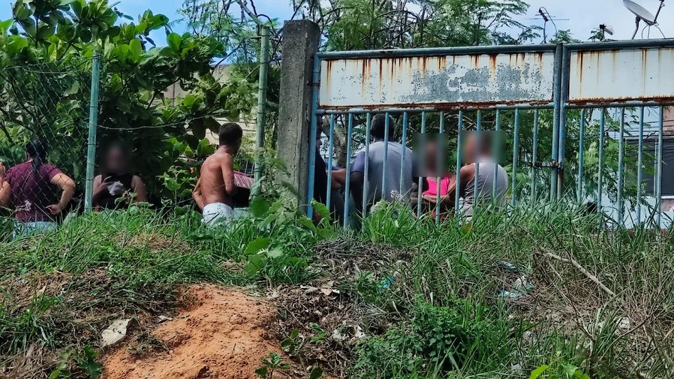 Cerca de estação de tratamento está aberta e portão não possui cadeado, o que facilita o acesso das pessoas — Foto: Erik Maia/TV Asa Branca Alagoas