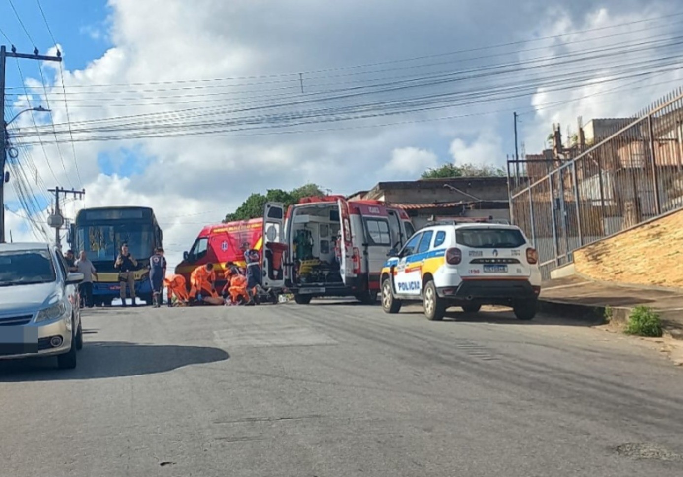 Ciclista fica gravemente ferido após acidente com ônibus em Divinópolis