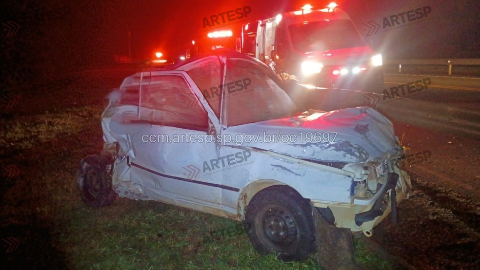 3 de 5
Motorista do outro veículo foi projetado para fora dele durante a batida e socorrido para o hospital. — Foto: Artesp/Divulgação