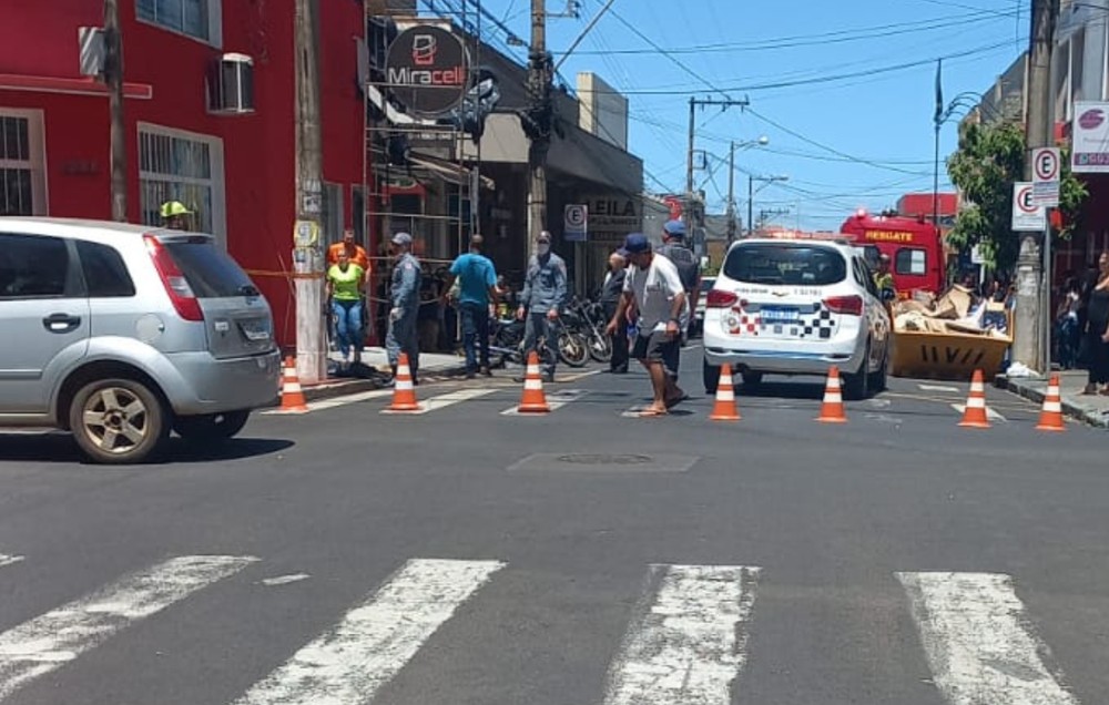 Mirassol - SP: Homem morre após receber descarga elétrica enquanto pintava fachada de loja 