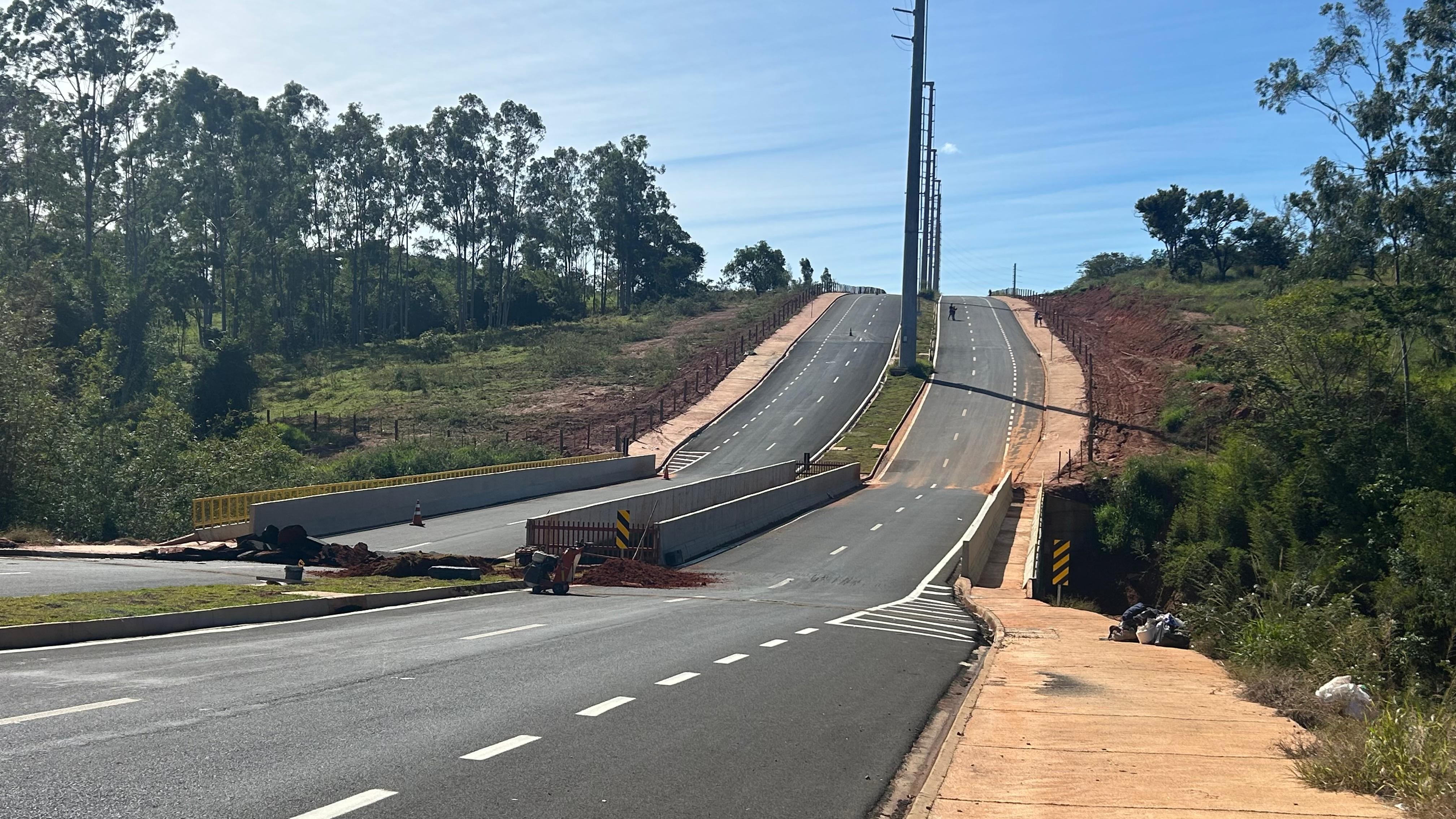 Ponte que interliga Conjunto Habitacional João Domingos Netto e Jardim Humberto Salvador é totalmente interditada
