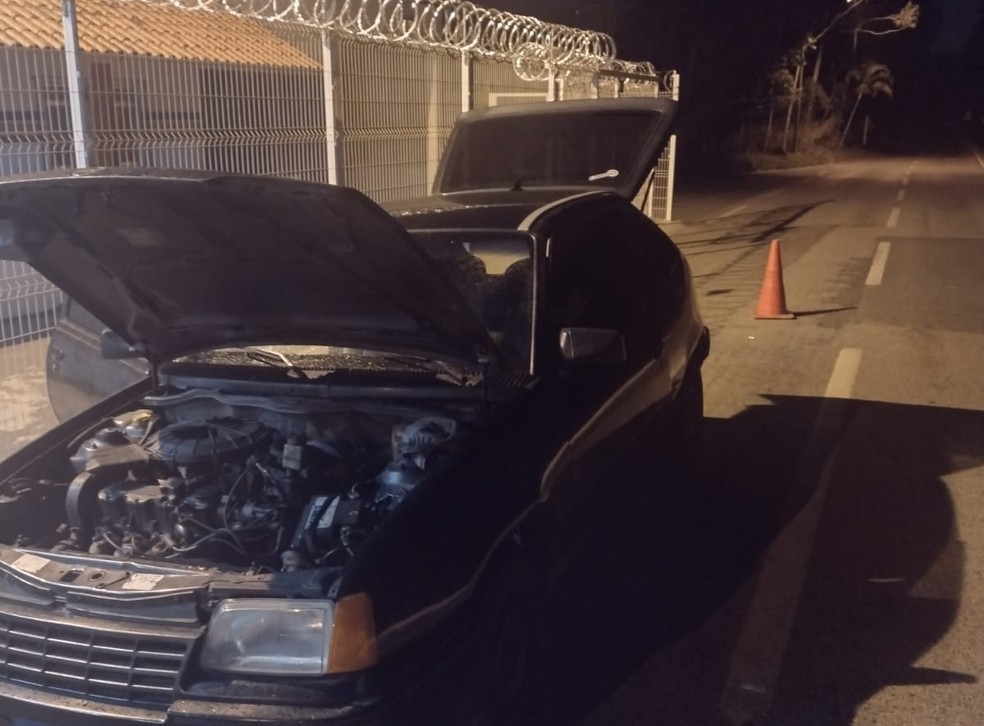 Carro adulterado foi apreendido e levado para pátio credenciado em Juiz de Fora. — Foto: PMRv/Divulgação