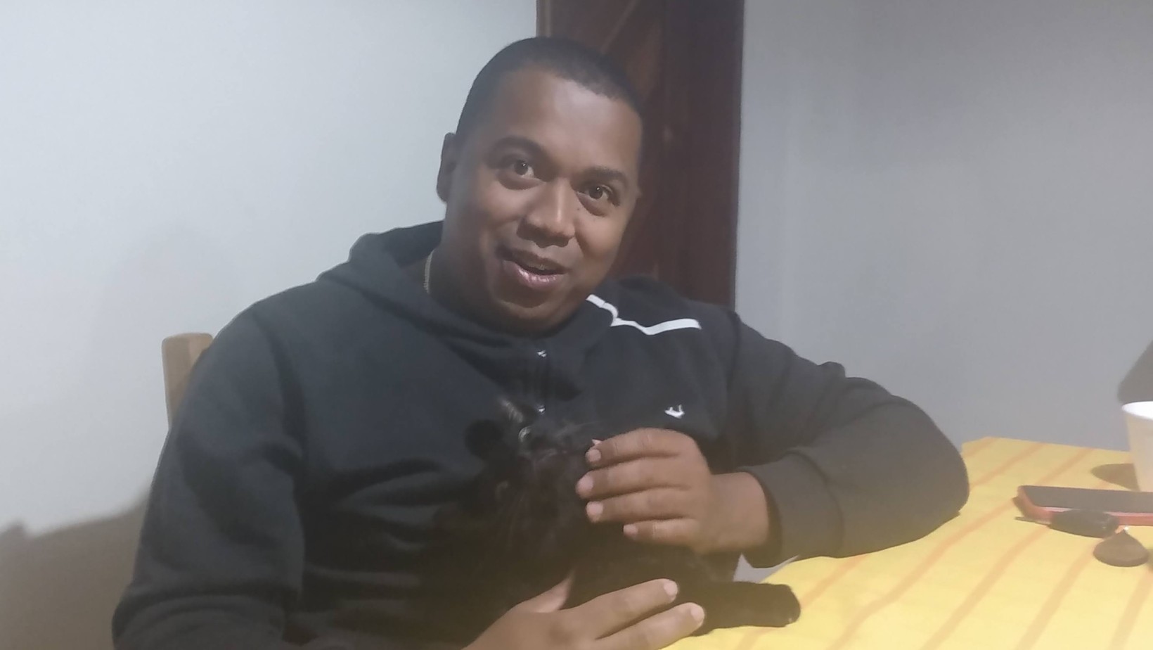 Polícia faz buscas por professor que desapareceu após sair do trabalho no litoral de SP; carro foi encontrado abandonado em área de mata