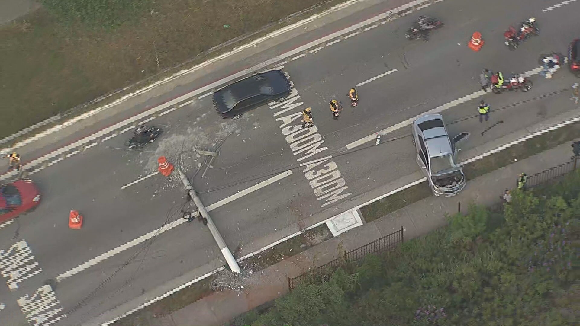 Acidente entre dois carros derruba poste na Avenida Aricanduva, na Zona Leste de SP