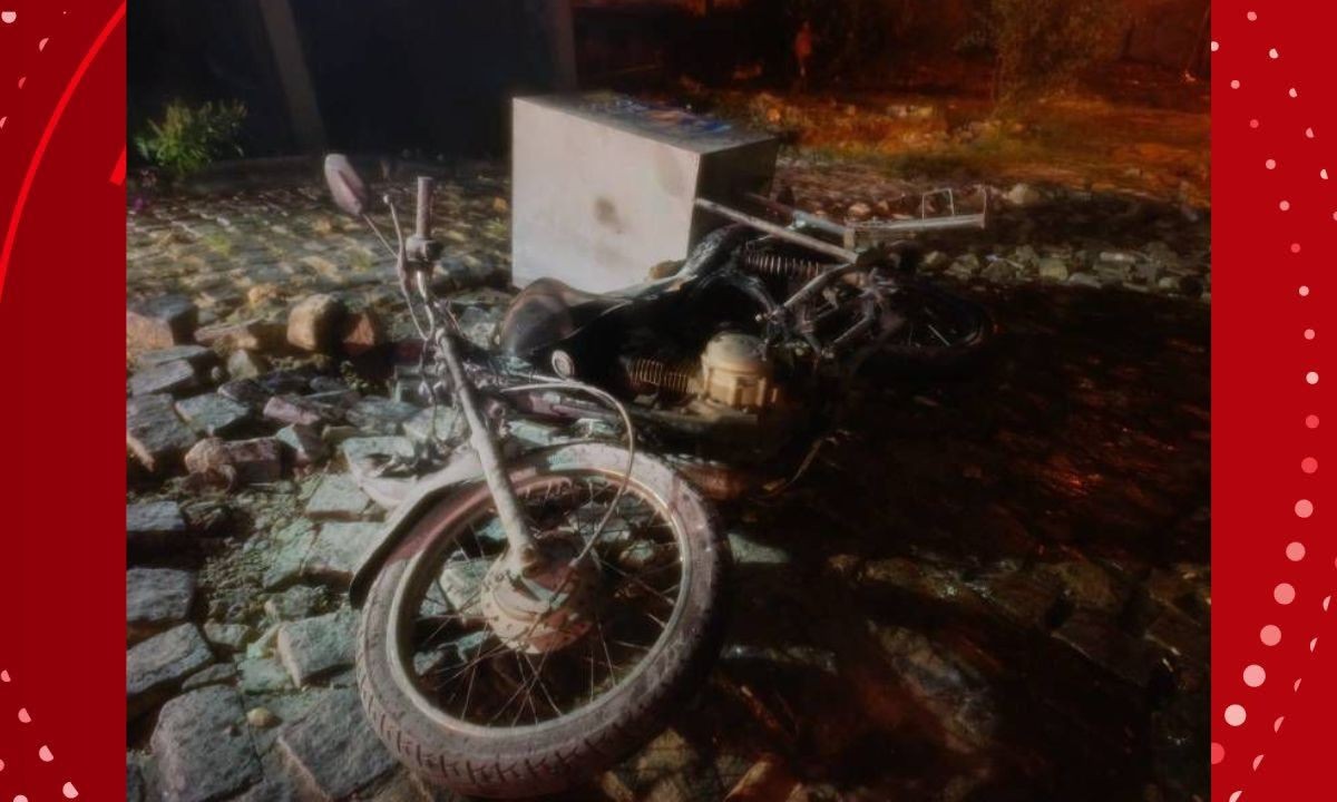 Homem é preso após atear fogo em motocicleta de entregador na Bahia; crise de ciúmes teria motivado o crime