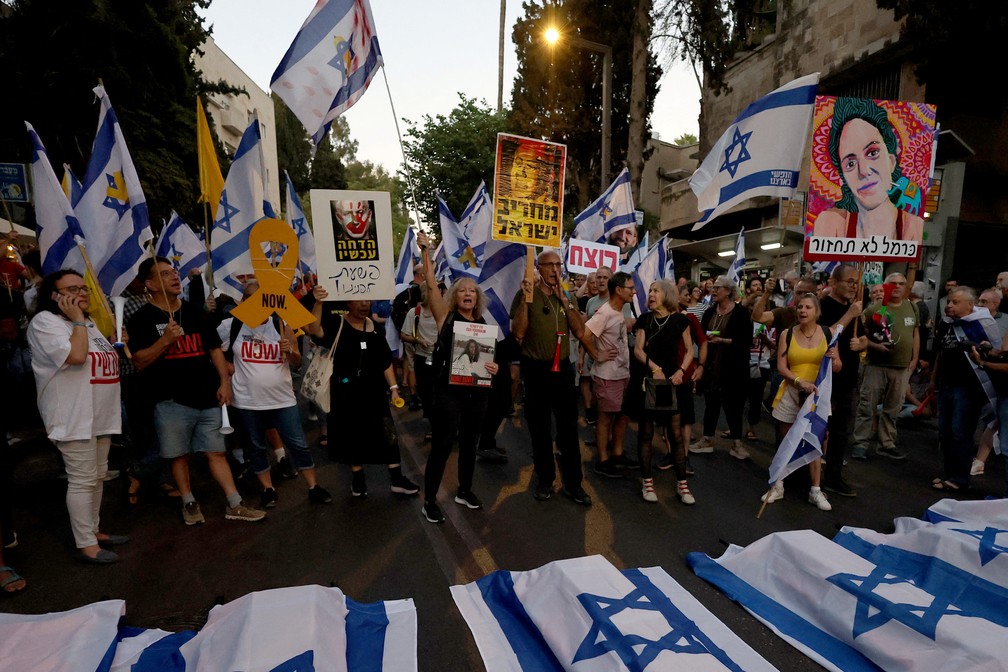 Protesto por acordo e resgate de reféns em Jerusalém — Foto: REUTERS/Ronen Zvulun