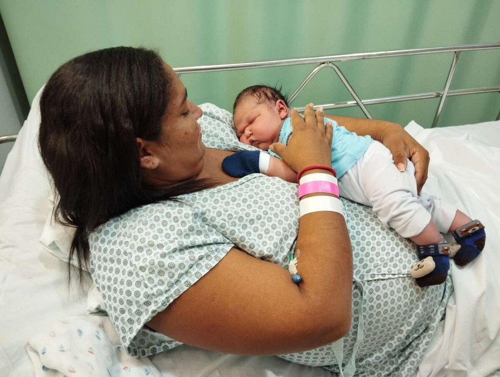Bebê nasce com mais de 5 kg em Quixeramobim, no Ceará. — Foto: José Avelino Neto/Secretaria da Saúde do Ceará