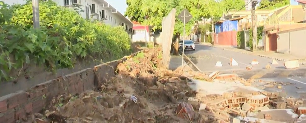 Após  fortes chuvas, parte do muro do Sesquicentenário desaba — Foto: Reprodução/TV Cabo Branco