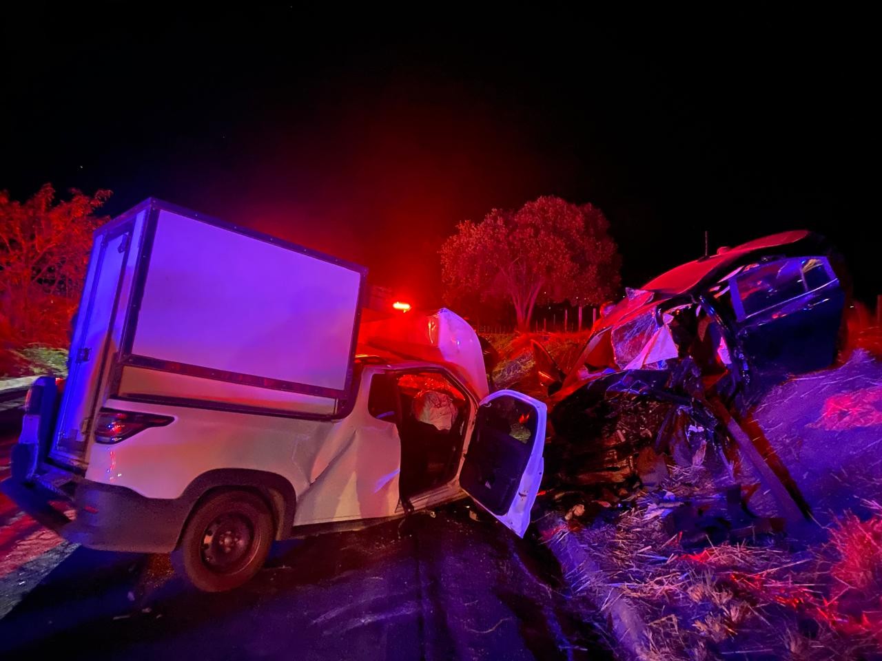 Motorista morre e outro fica gravemente ferido em colisão entre carro e caminhonete na MGC-122