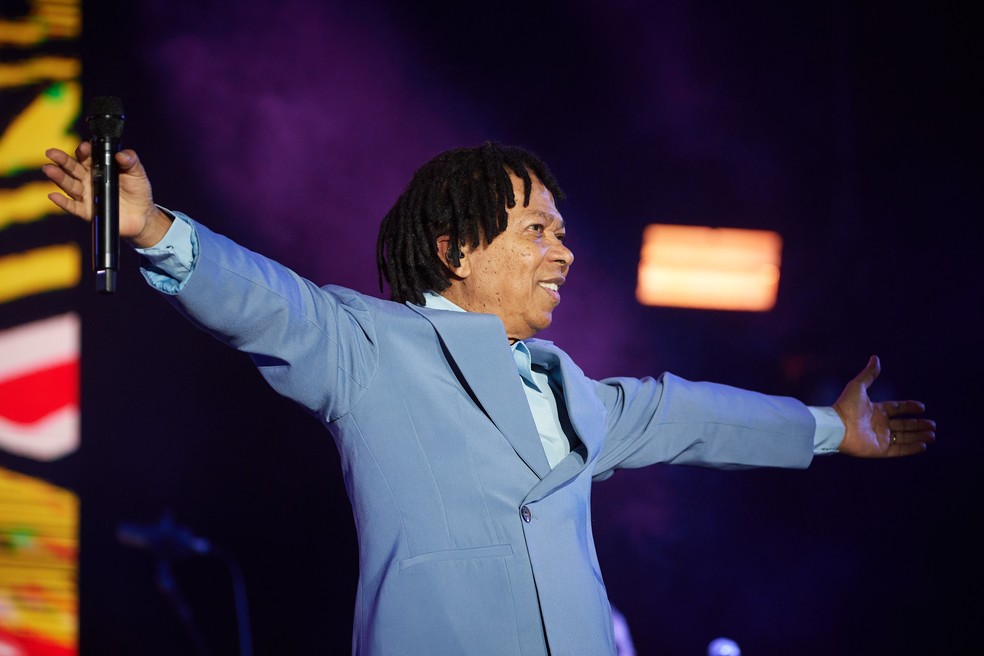 Djavan emociona fãs no palco Brasil do João Rock 2024 em Ribeirão Preto, SP — Foto: Igor do Vale/g1