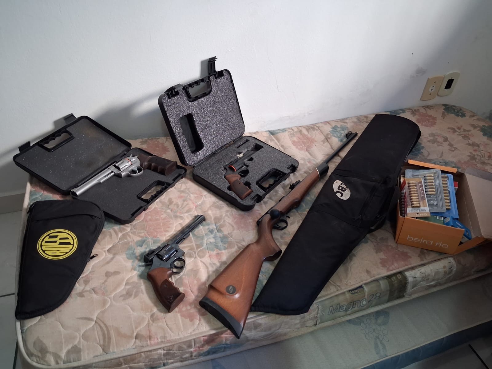 Polícia Civil apreende revólveres, fuzil e munições na casa de investigado por violência doméstica em Cerqueira César