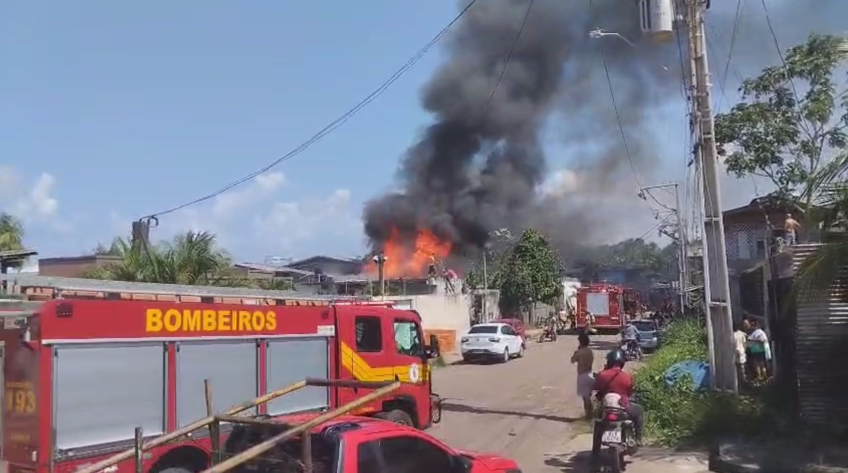 Incêndio atinge casa na Zona Sul de Macapá; Bombeiros estão no local