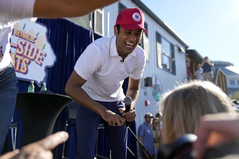 Vivek Ramaswamy em ato de campanha em Iowa, em agosto de 2023 — Foto: Jeff Roberson/ AP