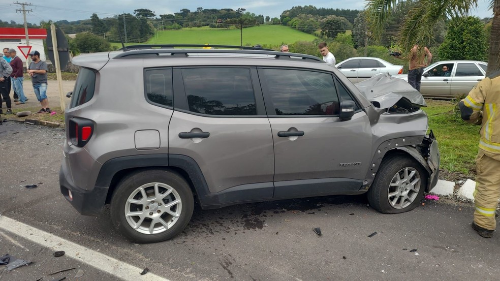 Outro veículo que se envolveu em acidente com duas mortes em Nova Prata — Foto: Marcos Bergamin/Rádio KOM FM
