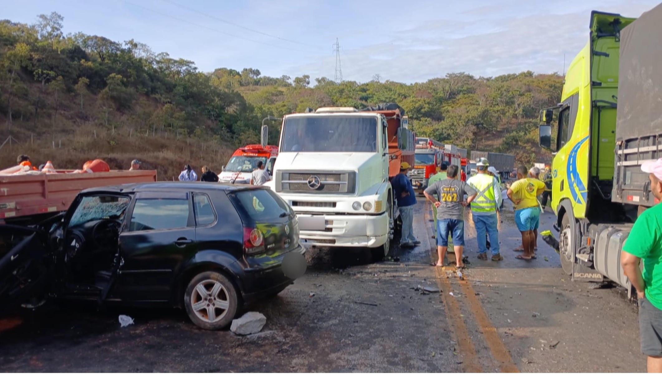 Acidente entre carro, carreta e caminhão deixa 10 vítimas na Serra de Bocaiuva