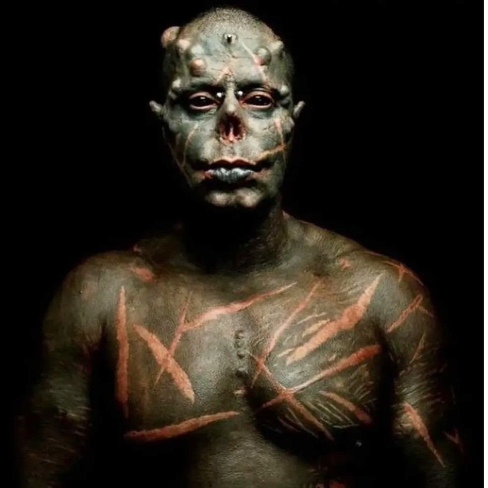 Diabão entrou para o Guinness como o homem com o maior número de implantes em forma de 'chifre' na cabeça do mundo — Foto: Arquivo Pessoal