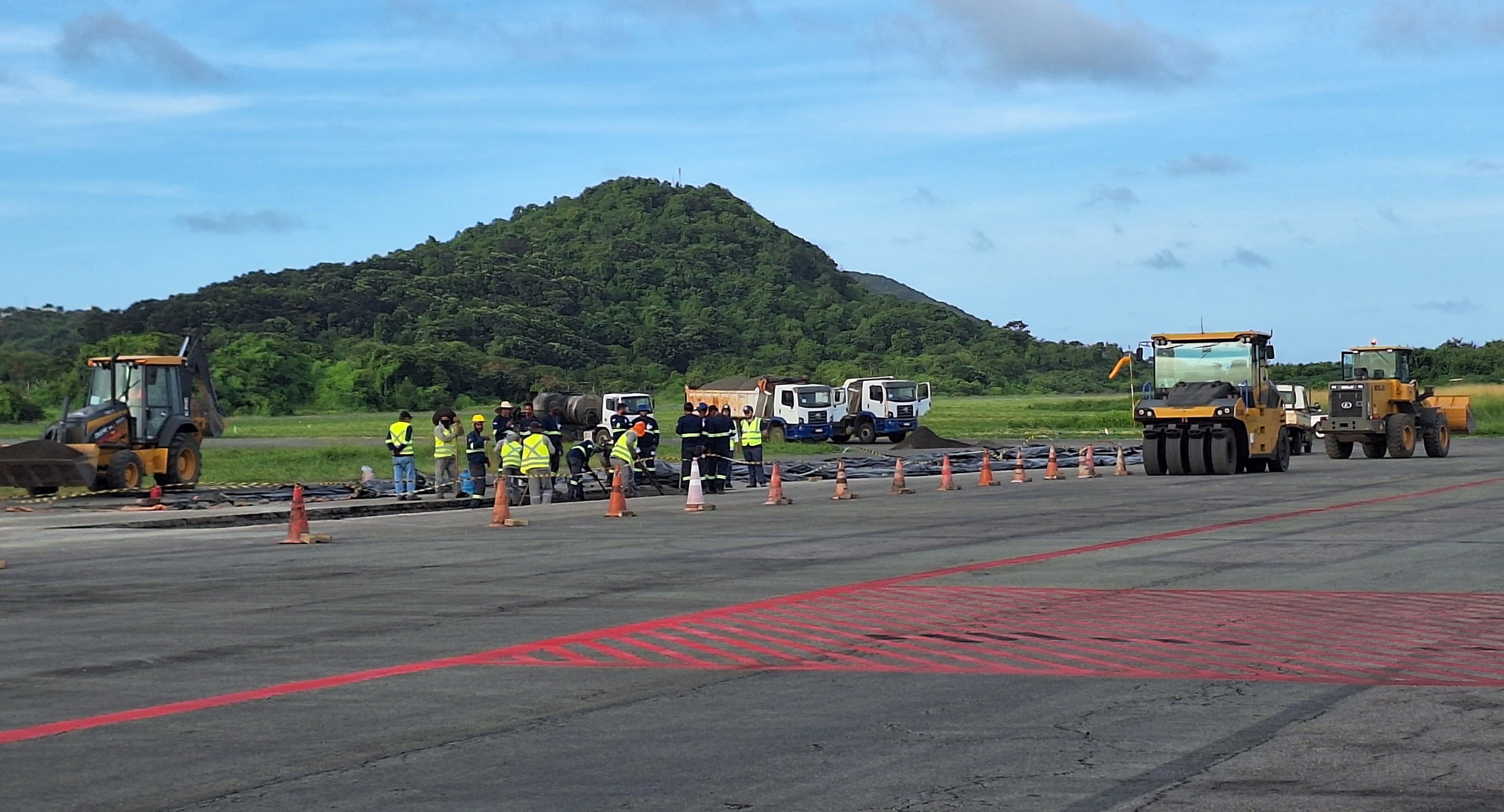 Obra no aeroporto de Fernando de Noronha é ampliada para turno diurno; dois aviões atolaram pátio