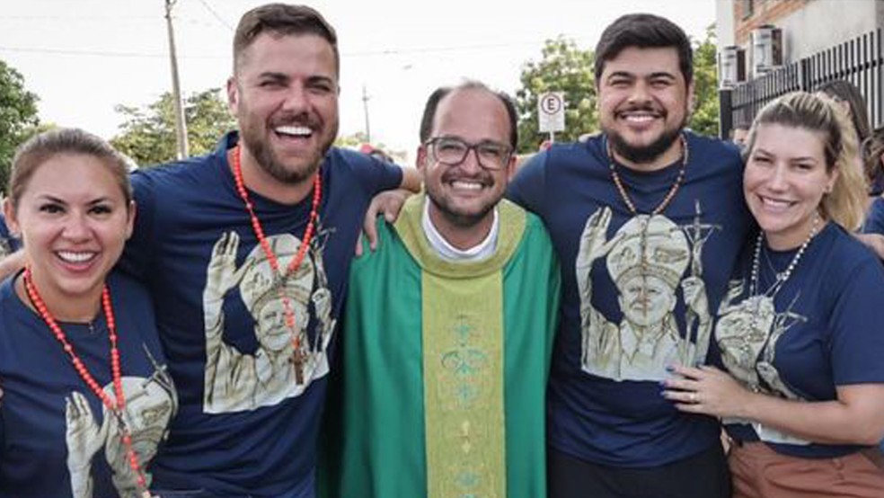 Zé Neto e Cristiano, com as respectivas esposas, e o padre João Carlos, da Paróquia São João Paulo 2º — Foto: Redes sociais/Reprodução