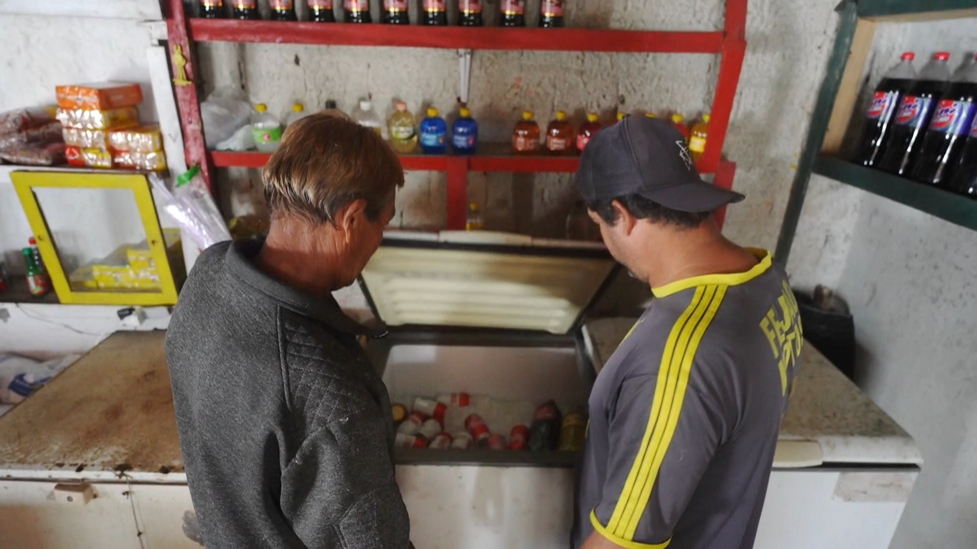 Comerciante gasta R$ 800 por mês em gelo para armazenar produtos em comunidade que não tem luz elétrica no litoral do Paraná