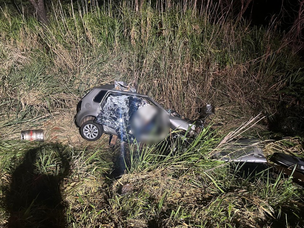 Quatro vítimas estavam no carro, que bateu contra um caminhão na PR-444. — Foto: PRE